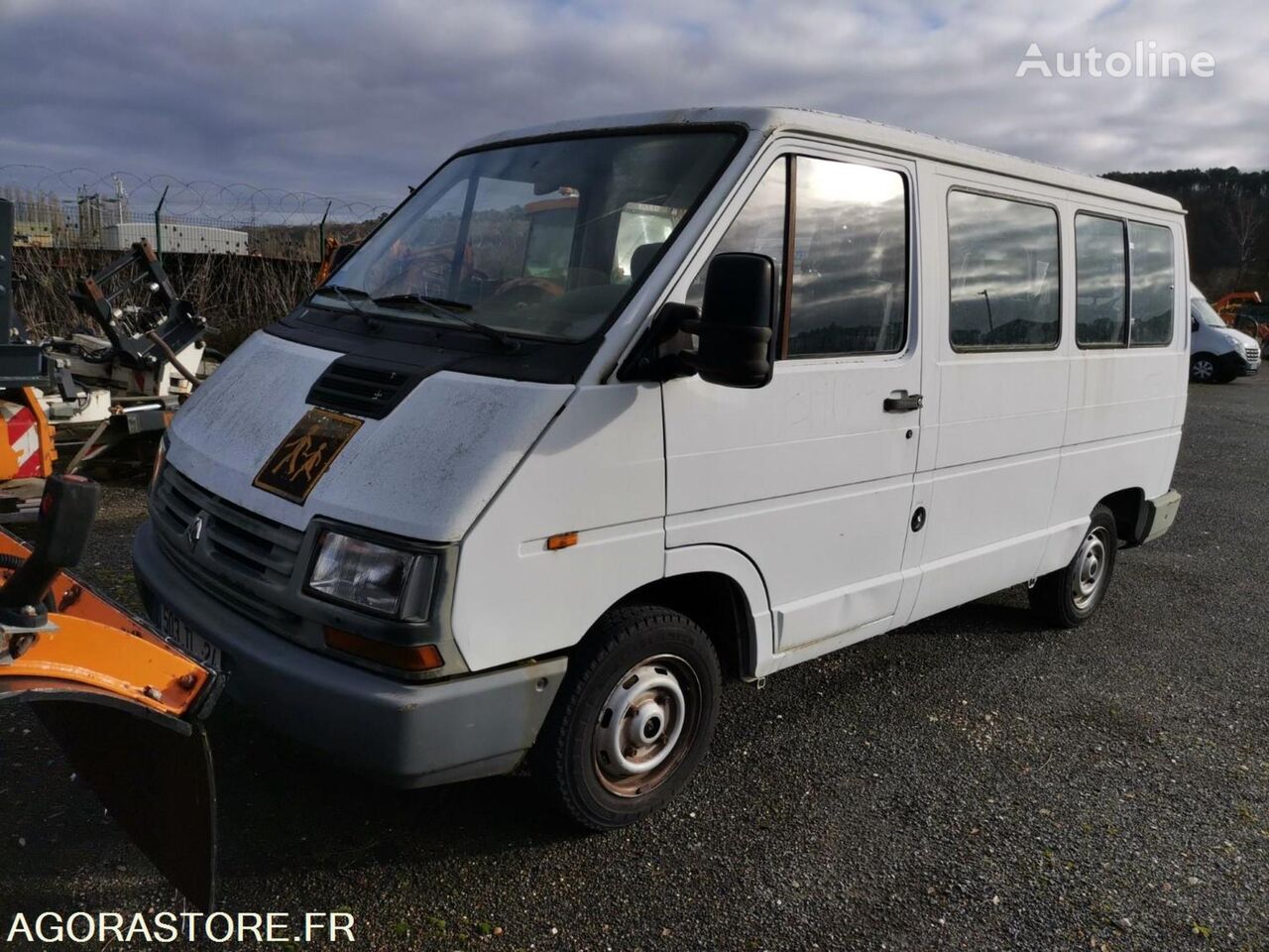 Купить пассажирский микроавтобус Renault Trafic с аукциона Франция, JP38644